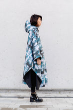 Load image into Gallery viewer, Poncho - Stains Turquoise
