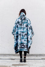 Load image into Gallery viewer, Poncho - Stains Turquoise
